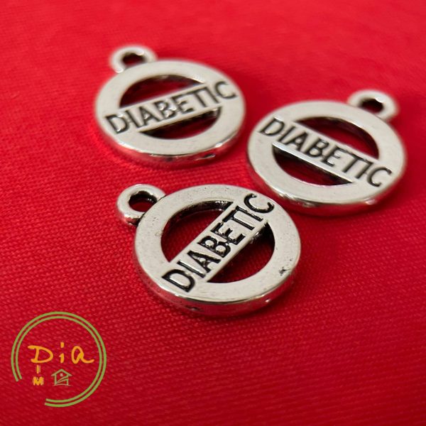 Маленький кулон с надписью "Diabetic"